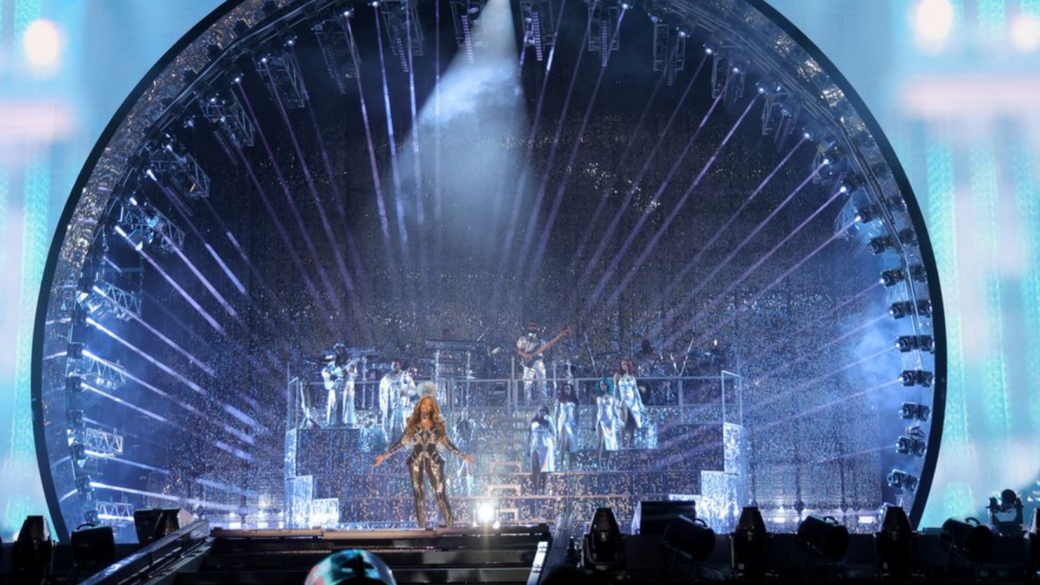 Fans React To Opening Night Of Renaissance Tour: ‘Club Renaissance Is